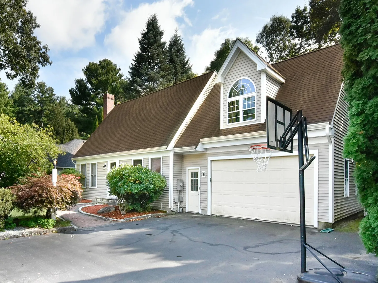 3 bed, 2.5 bath, 3815 sqft, $3,500 — Photo 2
