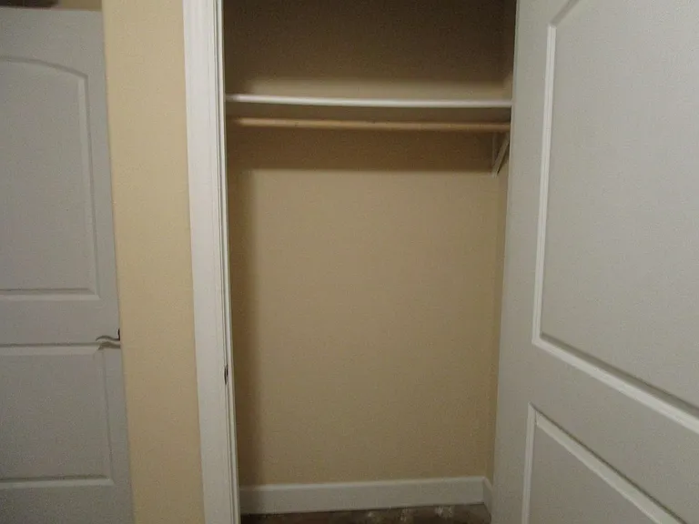 810 E Broadway — Photo 30