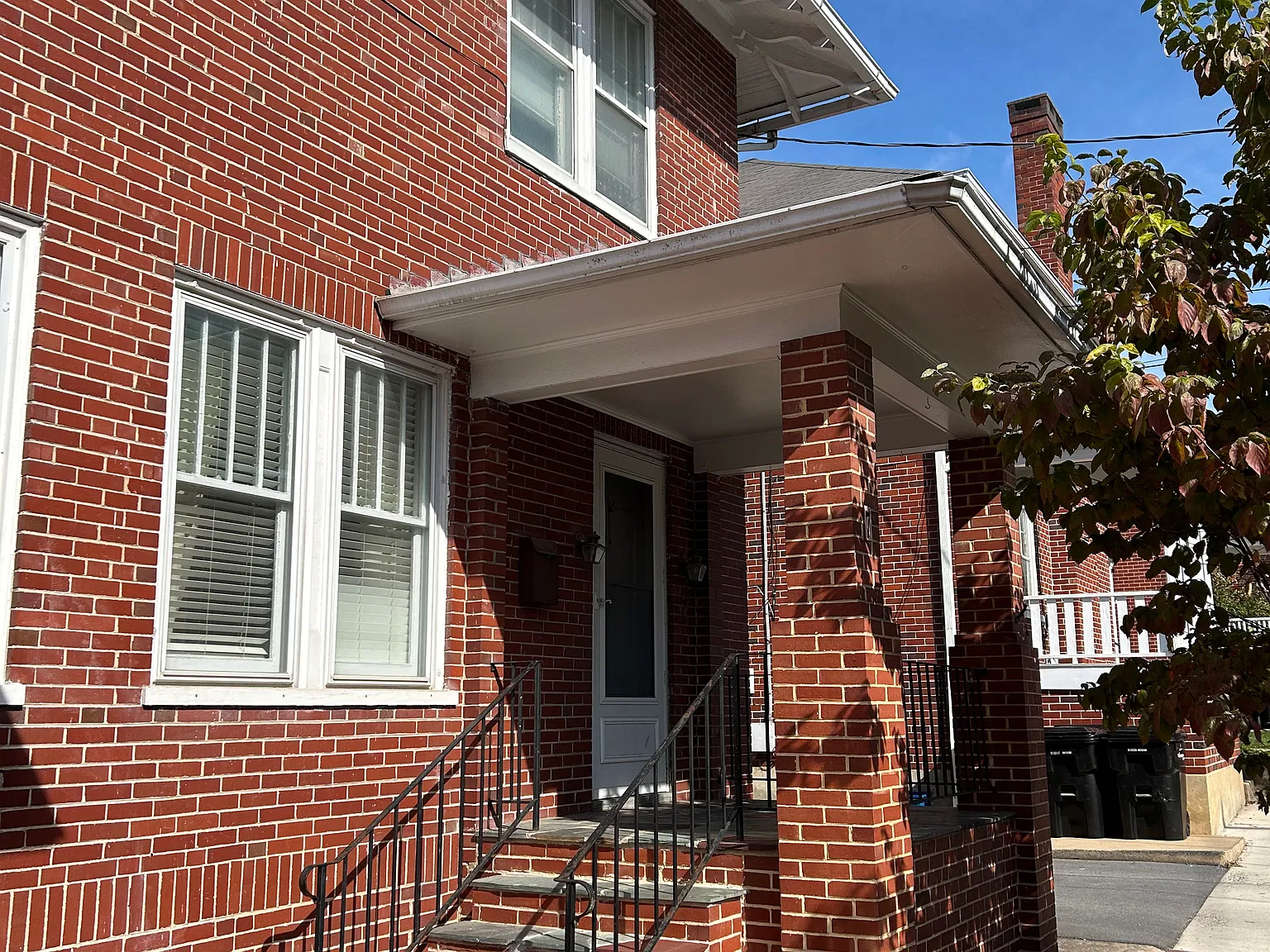3 bed, 1.5 bath, 1359 sqft, $2,300 — Photo 2