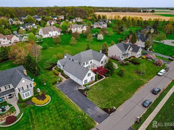 10 Barnyard Ct, Plainsboro, NJ 08536