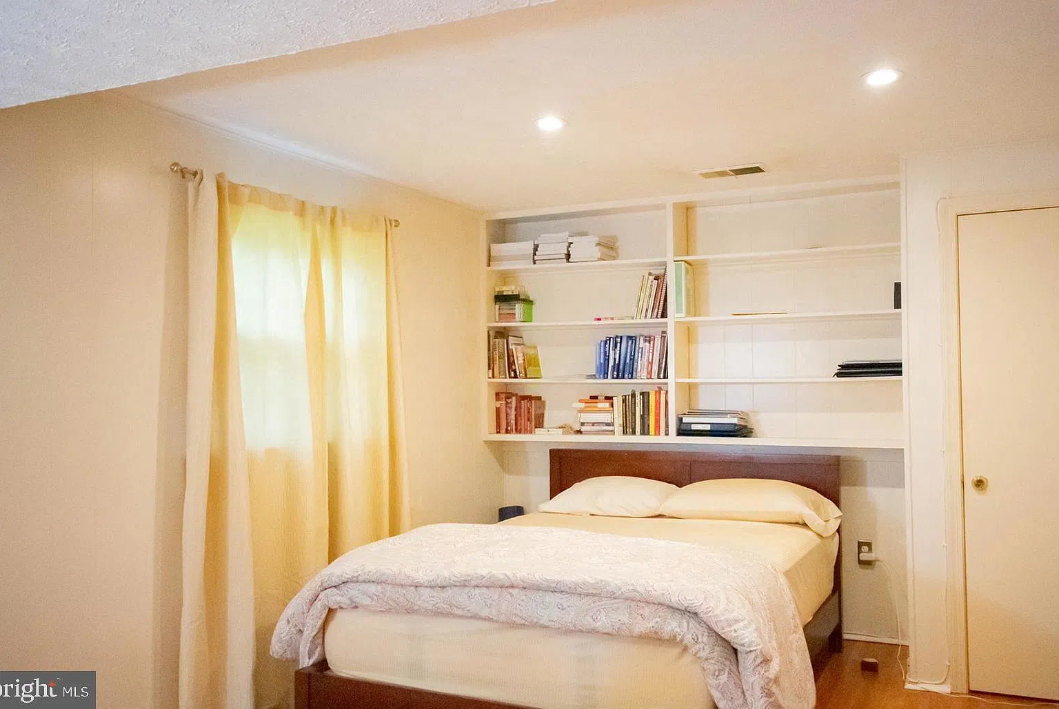 5 bed, 3.0 bath, 3400 sqft, $3,750 — Photo 3