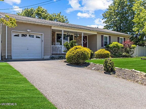 2nd image of 2115 Pineview Road