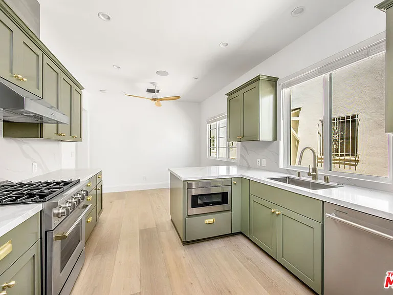 107 S Flores St #1/2 — Photo 6