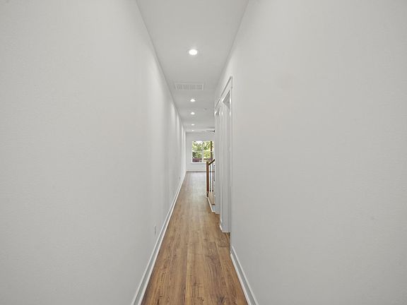 3rd image of 4914 Lavender St