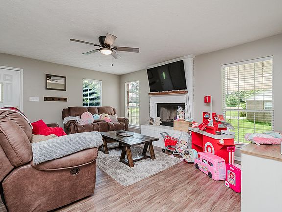 2nd image of 760 Timberlane Dr