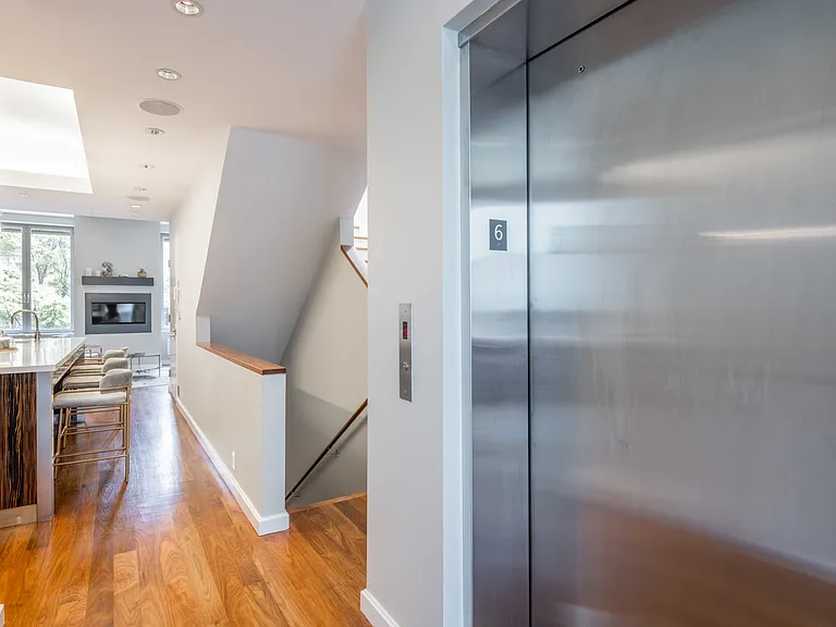 459 W 44th St #C — Photo 23
