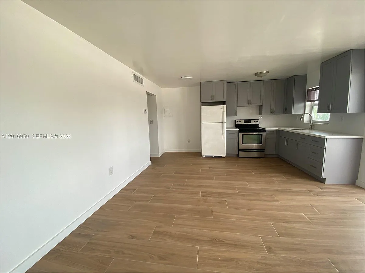 Building Photo - 7011 Pembroke Rd #202