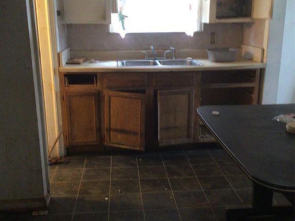 3rd image of 9930 Whitcomb St