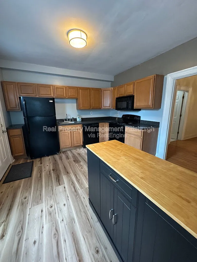 4 bed, 2.0 bath, 2100 sqft, $1,600 — Photo 1
