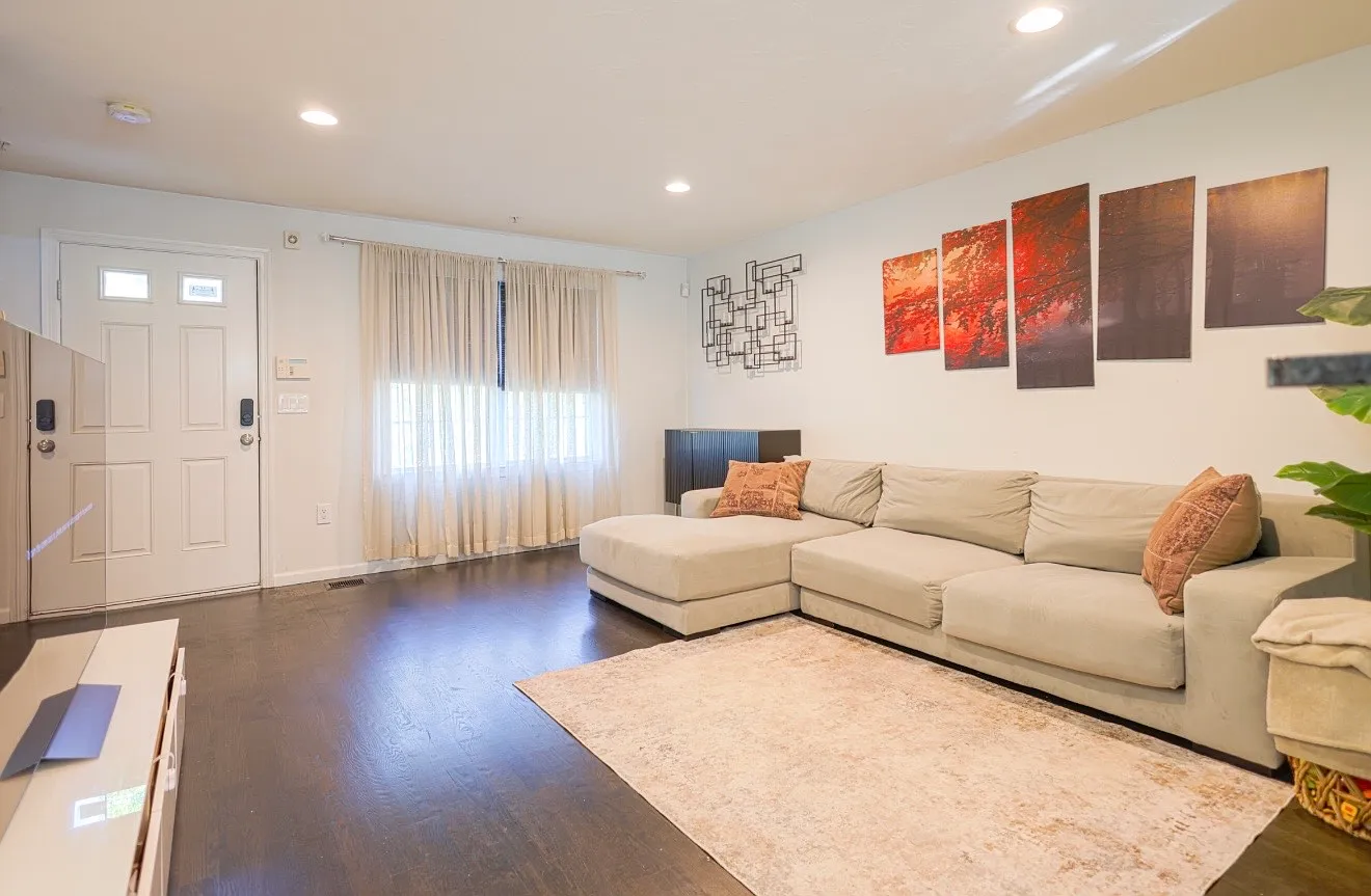 2 bed, 1.5 bath, 1400 sqft, $3,000 — Photo 2