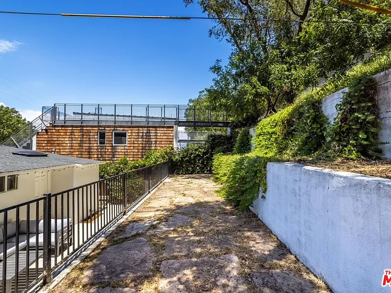 8876 Wonderland Ave — Photo 18