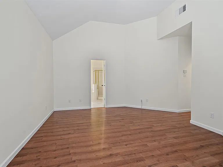 2201 Norwich St — Photo 9