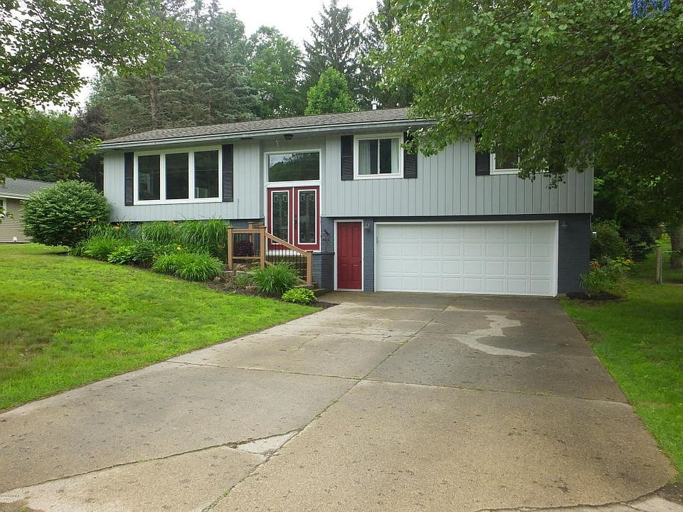 1st image of 566 Woodland Dr