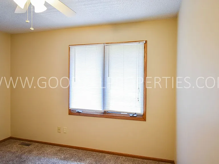 1104 Prairie View Dr — Photo 16