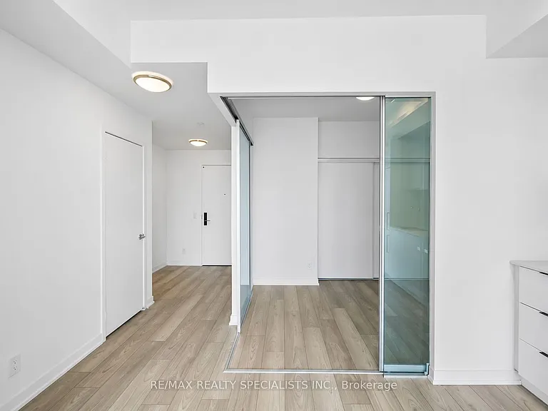 285 Dufferin St #817 — Photo 24