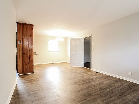 5th image of 219 W Castle Dr