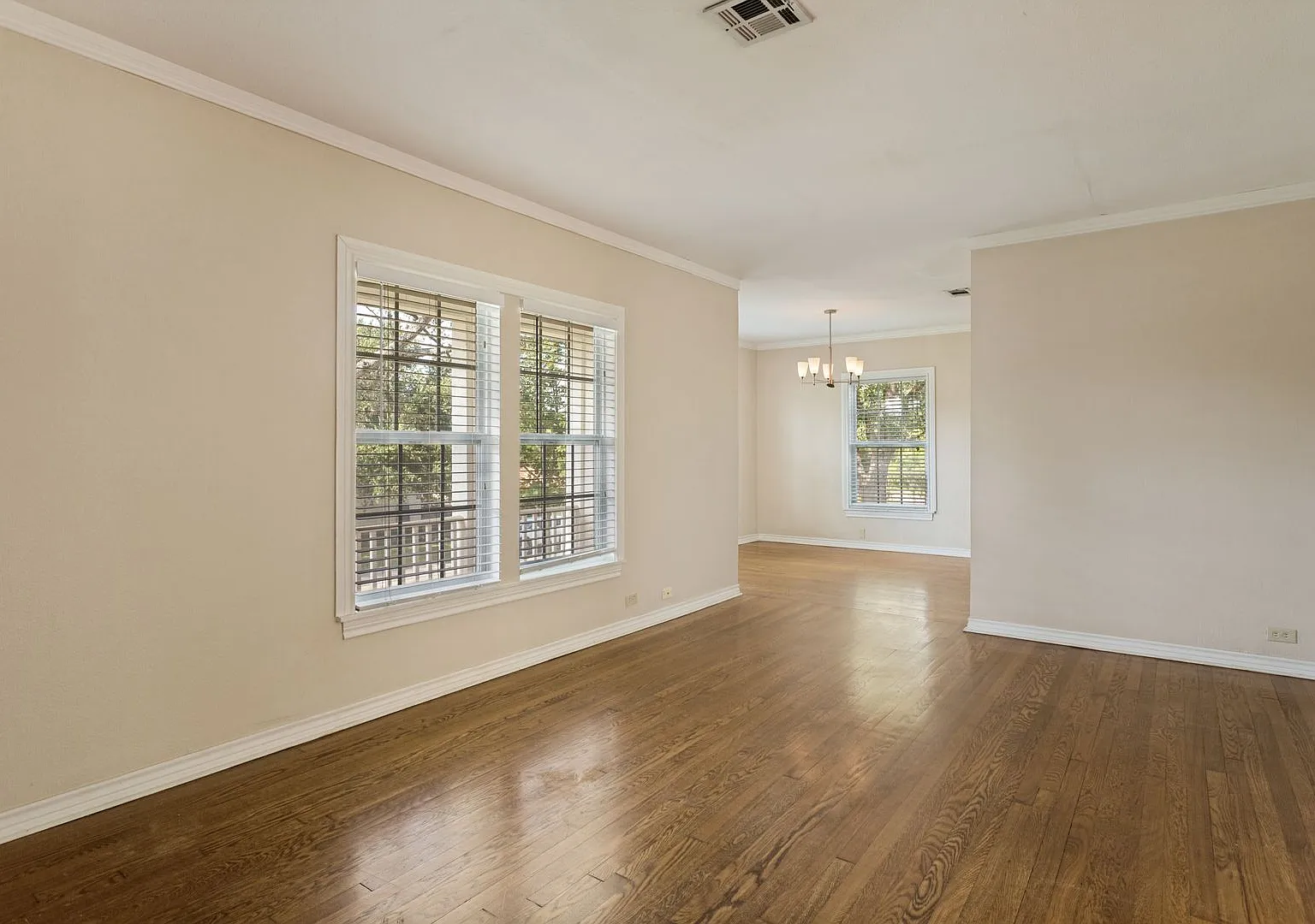 Beautiful 2-Bedroom Terrell Hills Cottage — Photo 4