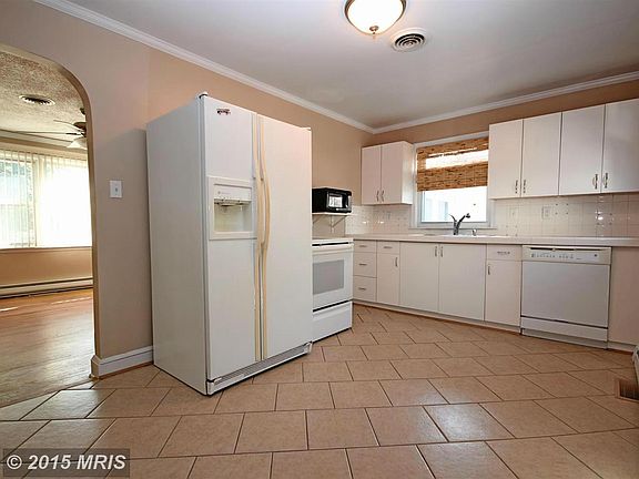 Kitchen w/ceramic tile floors