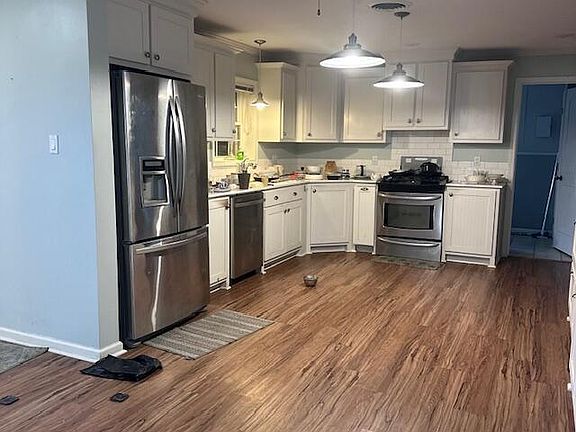 3rd image of 1480 W Oak Ave