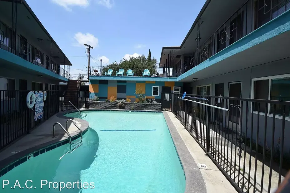 10645 Valley Spring Ln — Photo 2