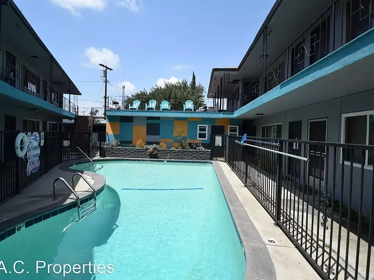 10645 Valley Spring Ln — Photo 2