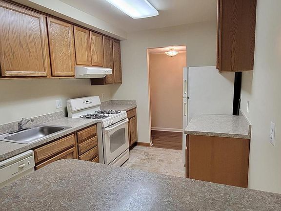 2nd image of 2841 Windsor Dr APT 101