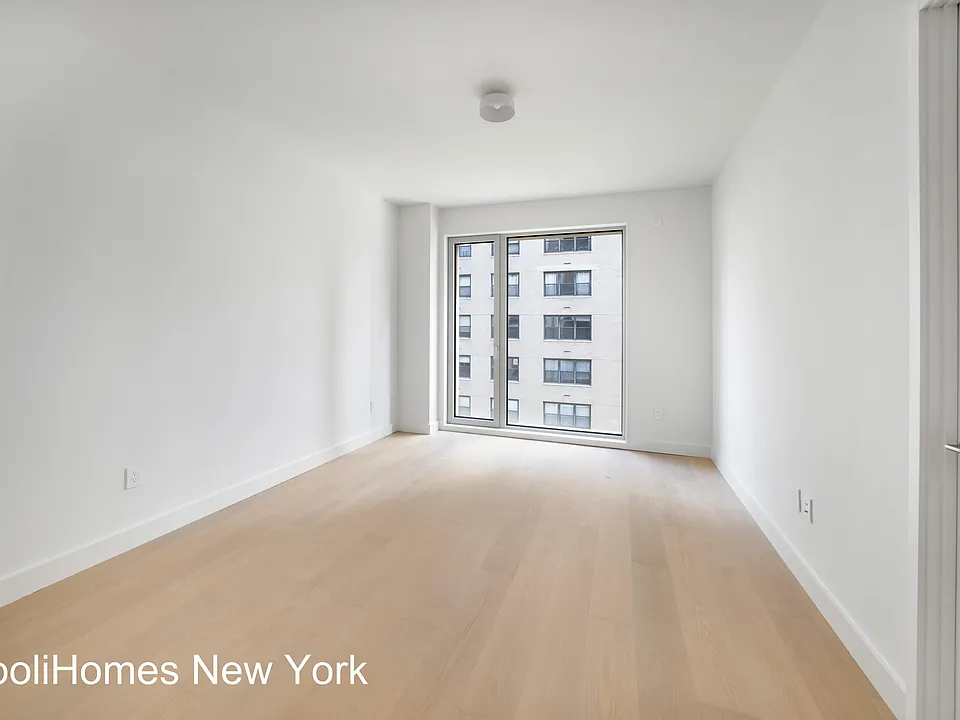 250 E 25th St #8E