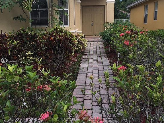 2nd image of 1704 Aspen Ln #1704