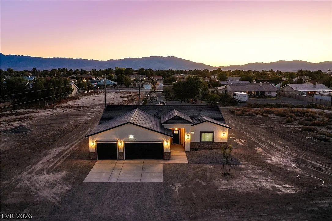 4 bed, 3.0 bath, 2242 sqft, $2,700 — Photo 1