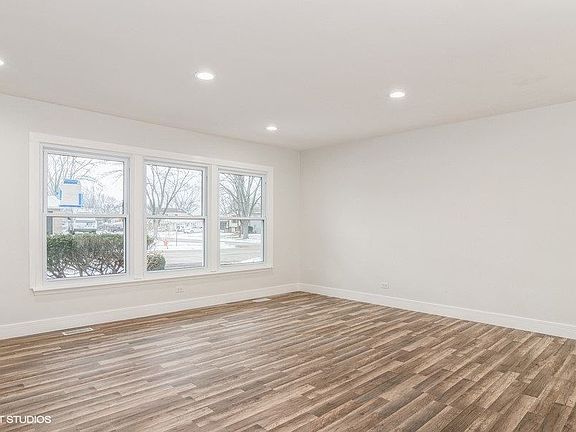 2nd image of 1227 Yorkshire Dr