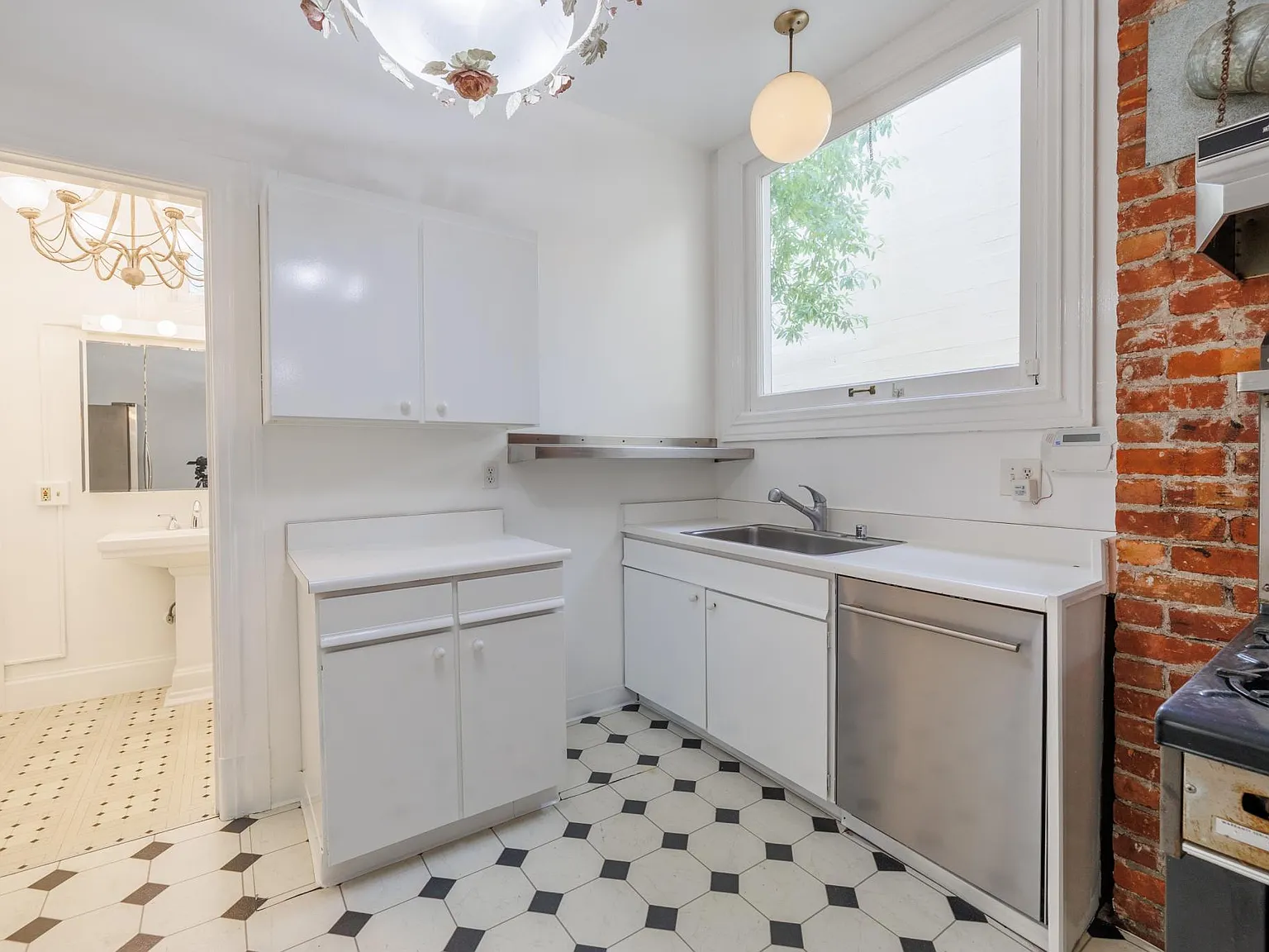 2398 Broadway St — Photo 4