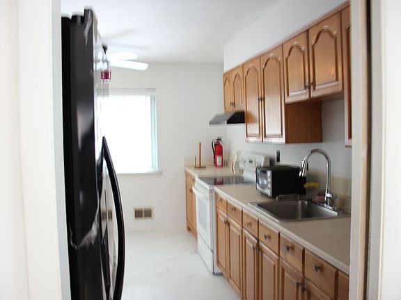 3rd image of 180 Warren Ave