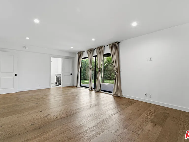 393 N Huntley Dr — Photo 5