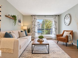 Pointe Uptown The, Edmonton, AB T5H 4L5