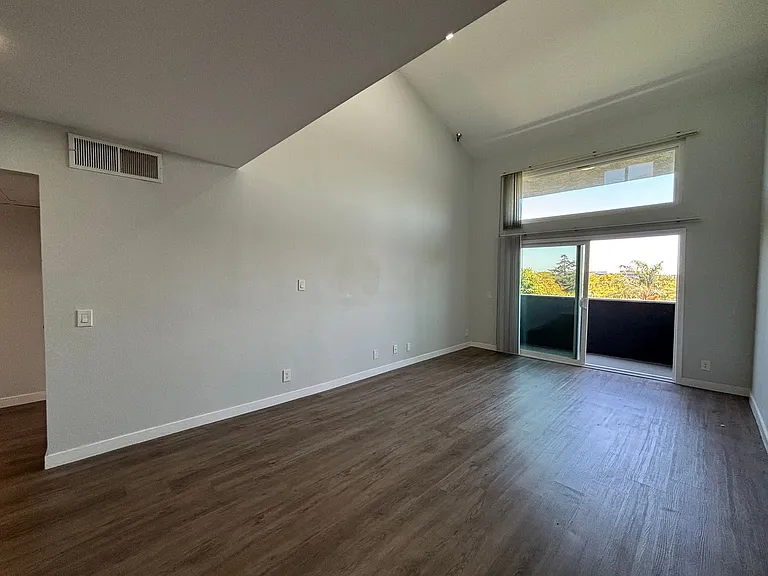 110 S Sweetzer Ave — Photo 64