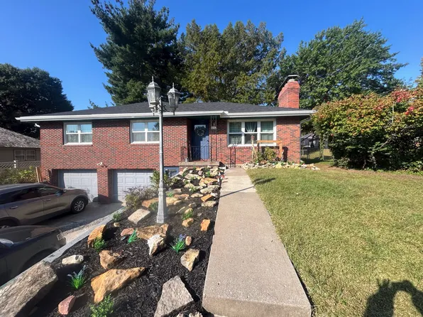 1806 Safari Dr, Saint Joseph, MO 64506