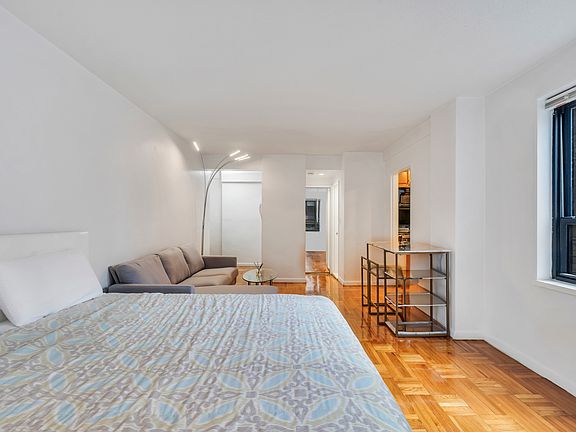 5th image of 210 E 47th St APT 3A