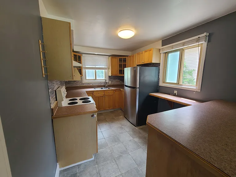 669 Victoria St #1 — Photo 5