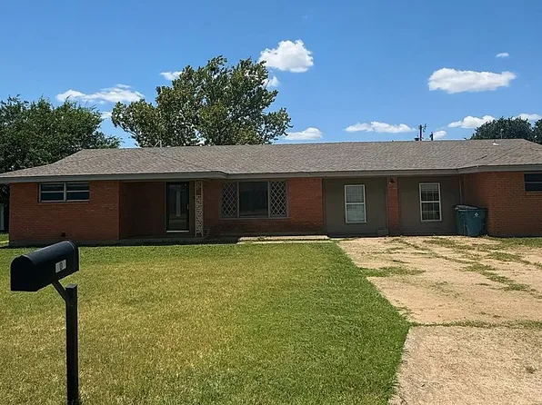 109 S Crescent Dr, Electra, TX 76360