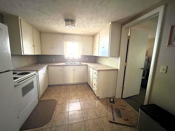 5th image of 106 E 3rd St