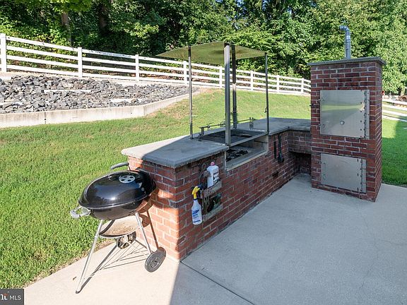 5th image of 2150 Clearview Dr
