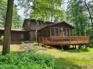 41 Cherokee Ln, Averill Park, NY 12018