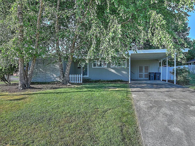 2001 Hermitage Dr — Photo 2