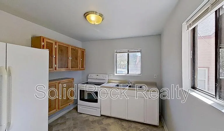 714 E 3rd St #2 — Photo 2