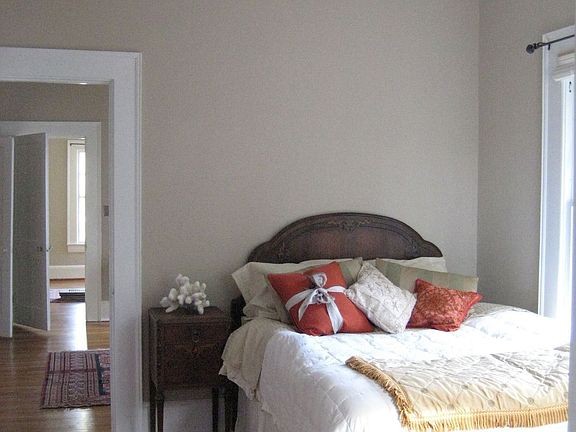 bedroom w/ ceiling fan