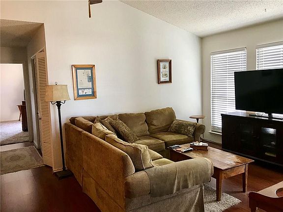 3rd image of 3101 Townbluff Dr APT 221