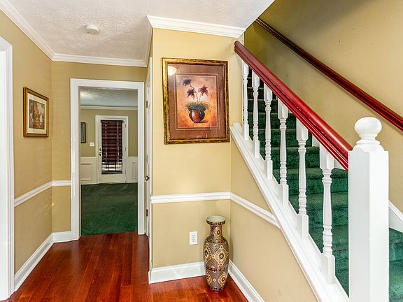3rd image of 882 Park Creek Ct