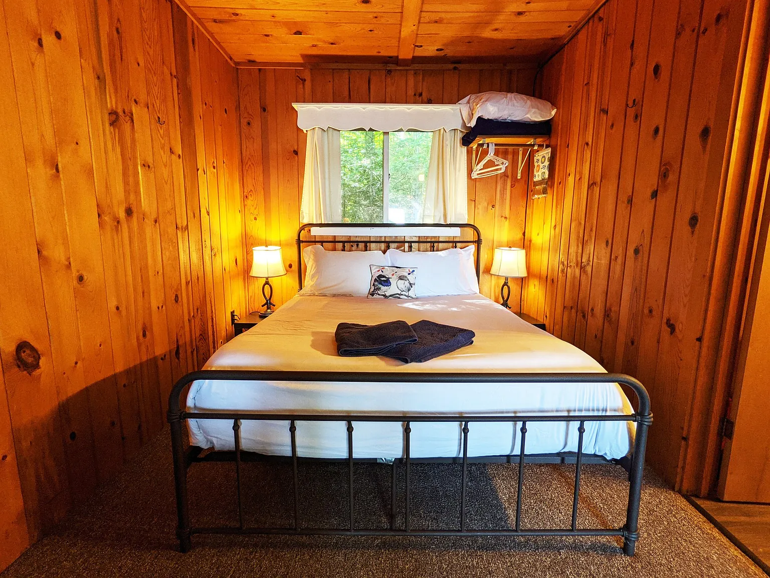Furnished Lakeview Studio Cabin All Utilities & WiFi Included, Month-to-Month | Eagle River Area — Photo 2