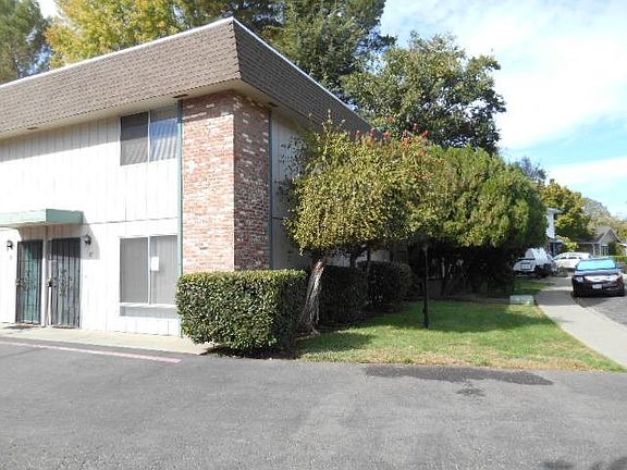 3rd image of 490 Edgewood Dr APT 17