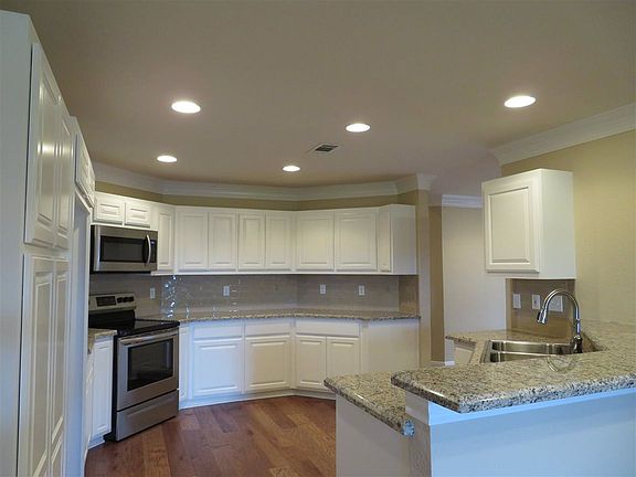 3rd image of 517 Lexington Dr
